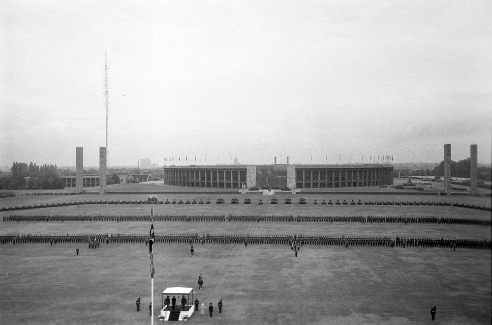 Ehrenformation der britischen Berlin Brigade auf dem Maifeld während des Besuches von Königin Elizabeth II. 1965