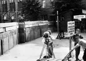 Kamerateam auf West-Berliner Seite der Mauer an der Zimmerstraße, Ecke Lindenstraße