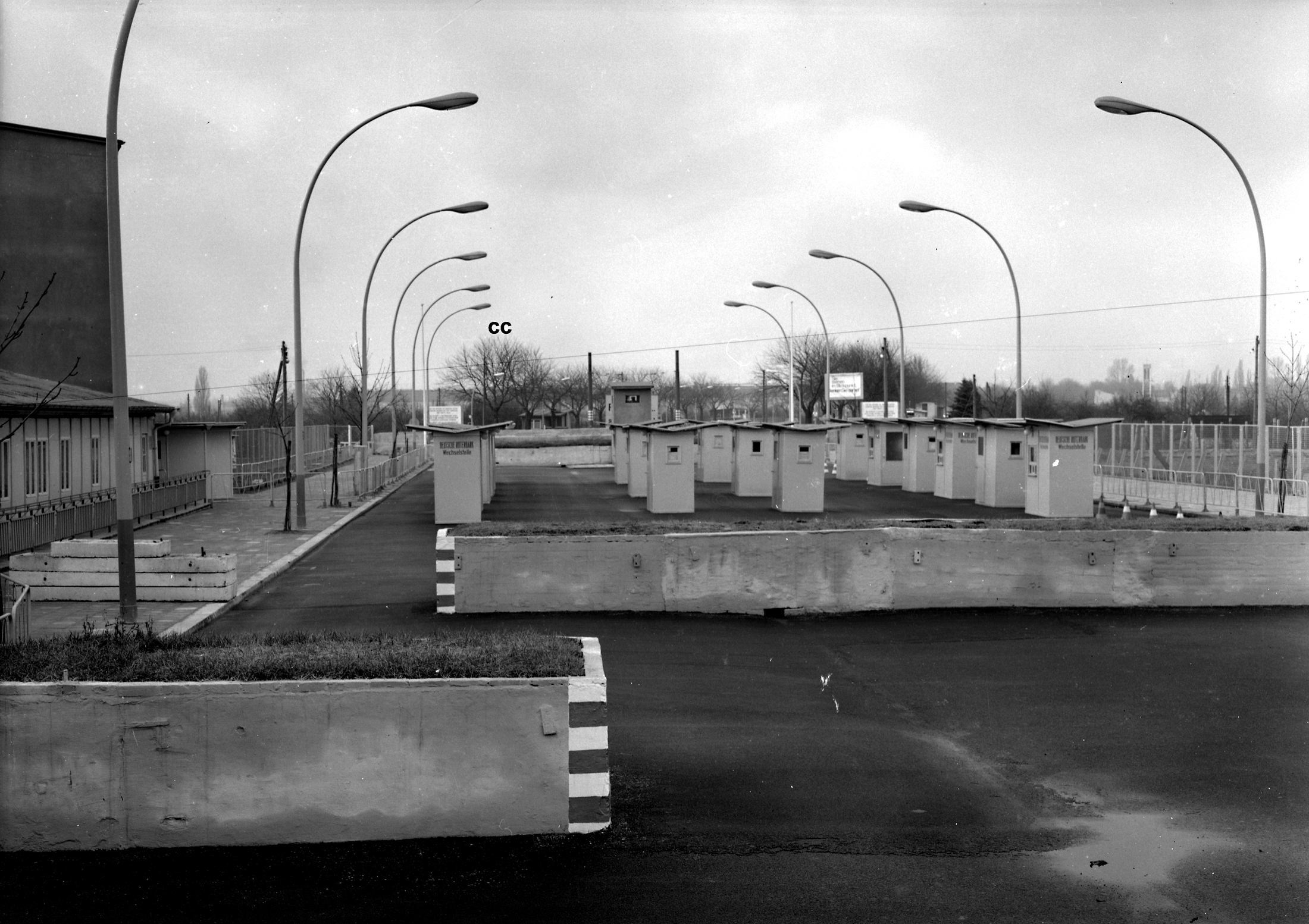 Der Grenzübergang Sonnenallee in OstBerlin nach dem