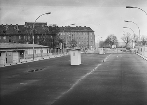 Der Grenzübergang Sonnenallee in Ost-Berlin nach dem Mauerbau