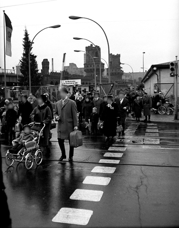 In die DDR einreisende West-Berliner an der Oberbaumbrücke in Berlin-Friedrichshain
