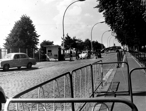 Der Grenzübergang Bornholmer Straße in Ost-Berlin nach dem Mauerbau