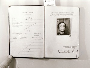 Abfotografierter Reisepass der Journalistin Michèle Susanne Ray mit einem Bild Ulrike Meinhofs